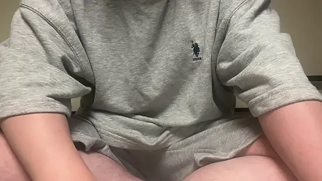 Snapshot of Yuta20002 chatting on 11/11/25, 05:02 Yuta20002 online show from 11/11/25, 05:02