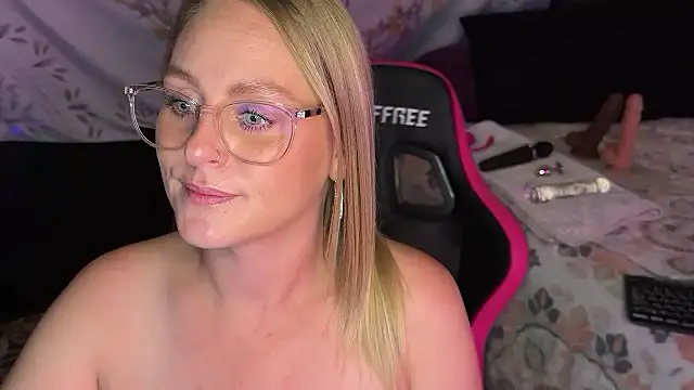 Snapshot of BossMomma0387 chatting on 11/06/25, 11:15 BossMomma0387 online show from 11/06/25, 11:15