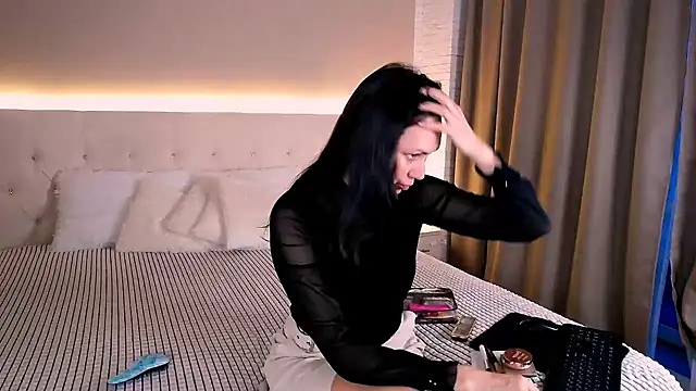 MonikaBelachi online show from 11/18/25, 04:50