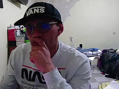 DOBLEWYOSK69G online show from 10/24/25, 05:37