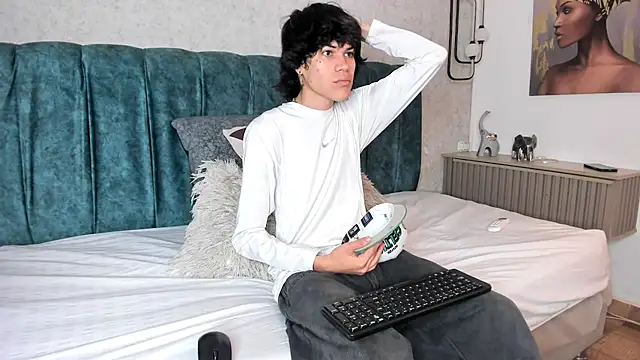 Snapshot of Diamond_twink chatting on 06/23/26, 01:53 Diamond twink online show from 06/23/26, 01:53