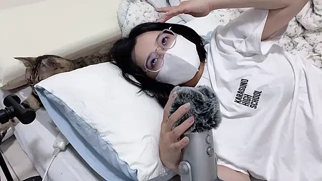 Snapshot of LHeart chatting on 10/31/25, 02:40 LHeart online show from 10/31/25, 02:40