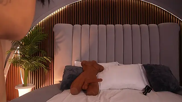 KatlynRous online show from 01/31/26, 07:45