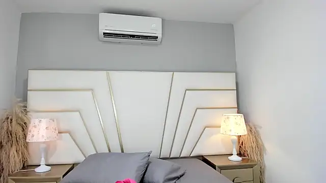 Lucianaa Collins online show from 11/08/25, 01:00