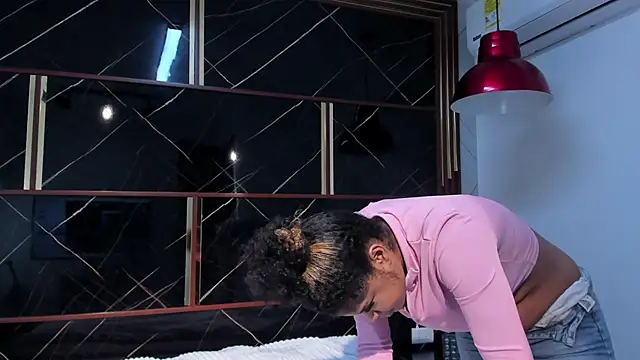 Snapshot of HannyThompson chatting on 10/24/25, 12:12 HannyThompson online show from 10/24/25, 12:12