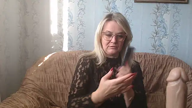 Snapshot of EleanoraDream chatting on 09/15/25, 12:38 EleanoraDream online show from 09/15/25, 12:38