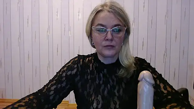 Snapshot of EleanoraDream chatting on 10/13/25, 02:39 EleanoraDream online show from 10/13/25, 02:39