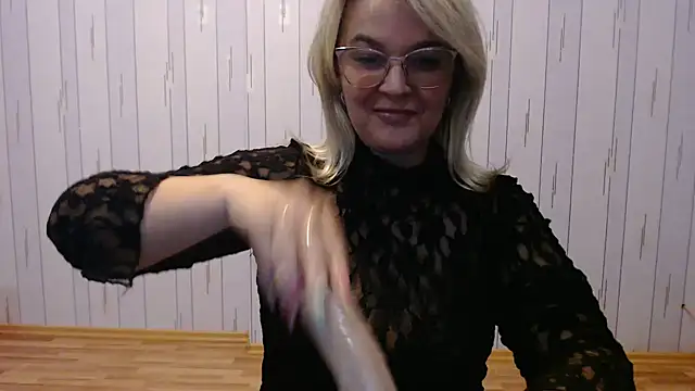 Snapshot of EleanoraDream chatting on 10/14/25, 03:13 EleanoraDream online show from 10/14/25, 03:13