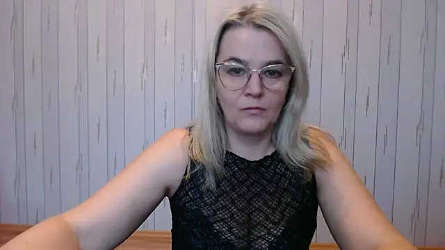 Snapshot of EleanoraDream chatting on 11/11/25, 06:13 EleanoraDream online show from 11/11/25, 06:13