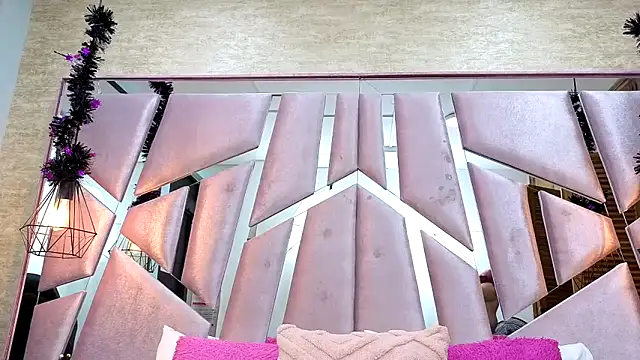 ThaliaCross online show from 11/27/25, 08:00