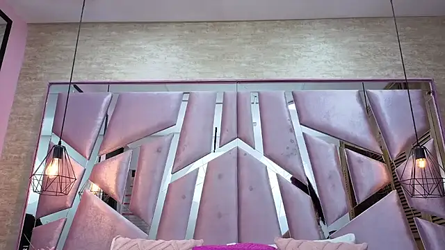 ThaliaCross online show from 04/15/26, 07:58