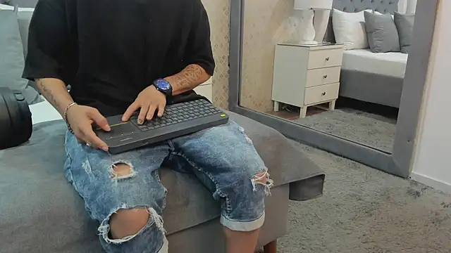 ZoeKrug online show from 09/14/25, 12:04