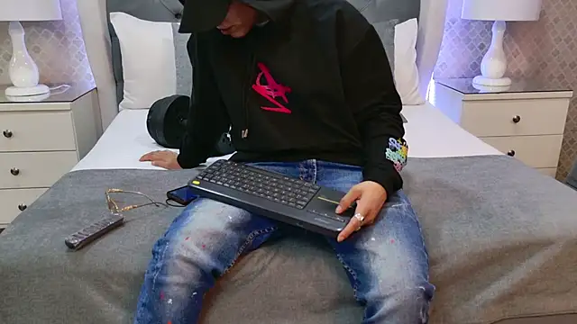 ZoeKrug online show from 12/22/25, 07:22