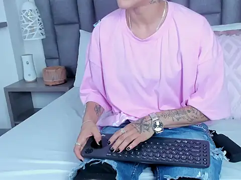 ZoeKrug online show from 02/14/26, 05:43