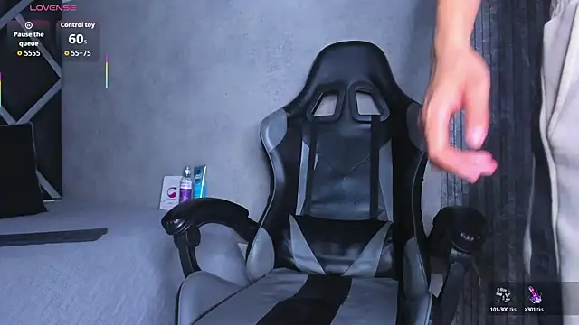 Snapshot of hot_boy_04 chatting on 09/18/25, 12:29 hot boy 04 online show from 09/18/25, 12:29