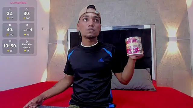 Snapshot of mateonick40 chatting on 11/16/25, 05:40 mateonick40 online show from 11/16/25, 05:40