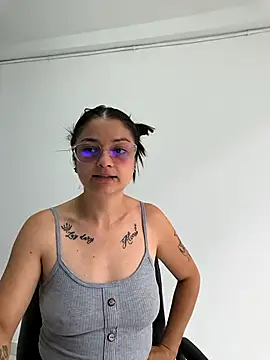 Snapshot of Coralinne__ chatting on 04/01/26, 03:20 Coralinne online show from 04/01/26, 03:20