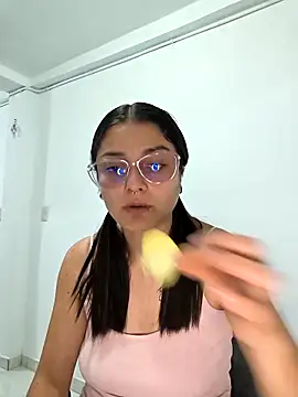 Snapshot of Coralinne__ chatting on 04/14/26, 01:00 Coralinne online show from 04/14/26, 01:00