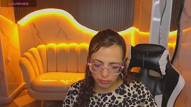 Snapshot of _Evoni_b chatting on 11/15/25, 12:34 Evoni b online show from 11/15/25, 12:34