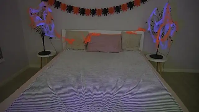 Snapshot of IvyLaurent chatting on 10/31/25, 01:34 IvyLaurent online show from 10/31/25, 01:34