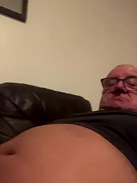 Snapshot of mke1874 chatting on 12/18/25, 08:42 mke1874 online show from 12/18/25, 08:42