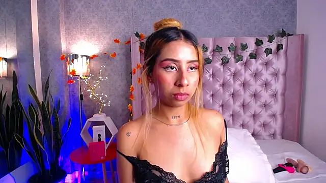 laila stilwiills online show from 12/05/25, 06:00