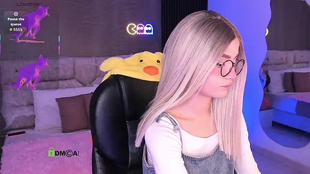 Snapshot of Arinextdoor chatting on 10/30/25, 11:05 Arinextdoor online show from 10/30/25, 11:05