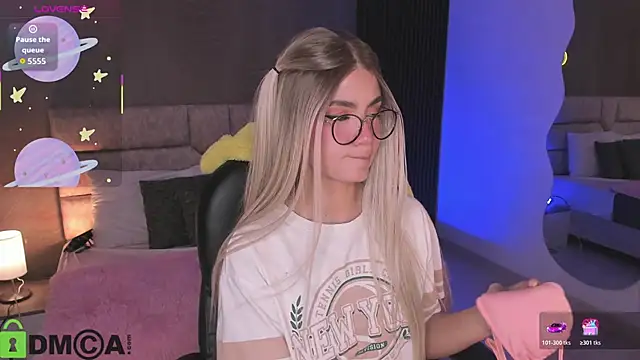 Snapshot of Arinextdoor chatting on 11/20/25, 11:37 Arinextdoor online show from 11/20/25, 11:37