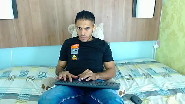 Snapshot of Derek_Storm_ chatting on 12/05/25, 12:14 Derek Storm online show from 12/05/25, 12:14