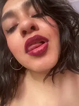 Snapshot of EmilyNoir1 chatting on 04/18/26, 07:40 EmilyNoir1 online show from 04/18/26, 07:40