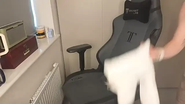 Lilly-Luscious online show from 10/21/25, 03:02