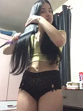 Snapshot of ashleyy20 chatting on 12/17/25, 12:44 ashleyy20 online show from 12/17/25, 12:44