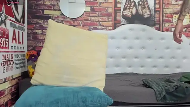 Snapshot of Ian1_ chatting on 11/14/25, 02:32 Ian1 online show from 11/14/25, 02:32