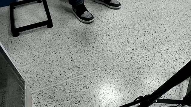 Snapshot of Ian1_ chatting on 11/19/25, 11:32 Ian1 online show from 11/19/25, 11:32