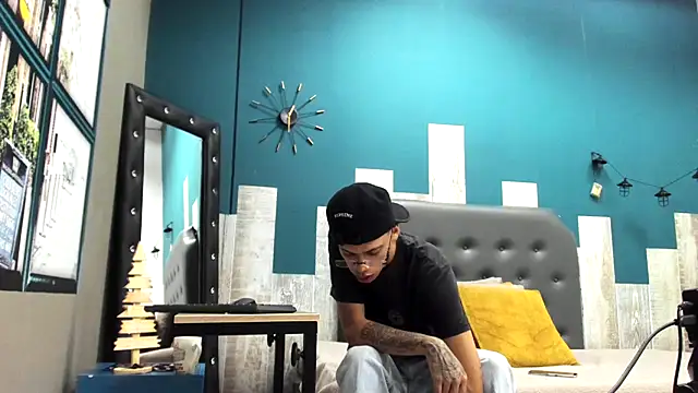 Snapshot of Ian1_ chatting on 11/27/25, 11:34 Ian1 online show from 11/27/25, 11:34