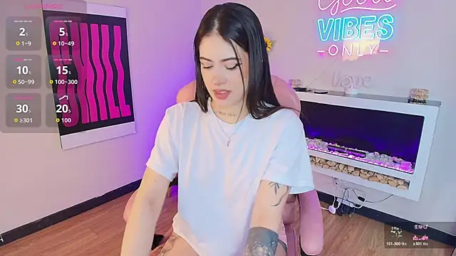 Snapshot of Alice_Vixen chatting on 03/04/26, 12:33 Alice Vixen online show from 03/04/26, 12:33