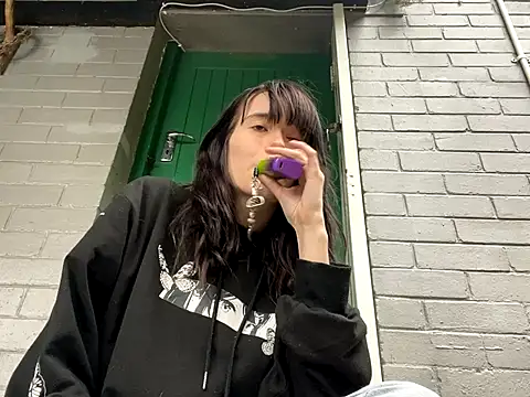 Snapshot of the_holy_t chatting on 09/20/25, 09:54 the holy t online show from 09/20/25, 09:54