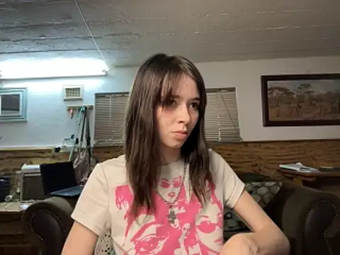 Snapshot of the_holy_t chatting on 10/25/25, 03:40 the holy t online show from 10/25/25, 03:40