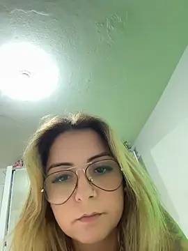 Snapshot of sophiemonroevip chatting on 07/05/26, 01:23 sophiemonroevip online show from 07/05/26, 01:23
