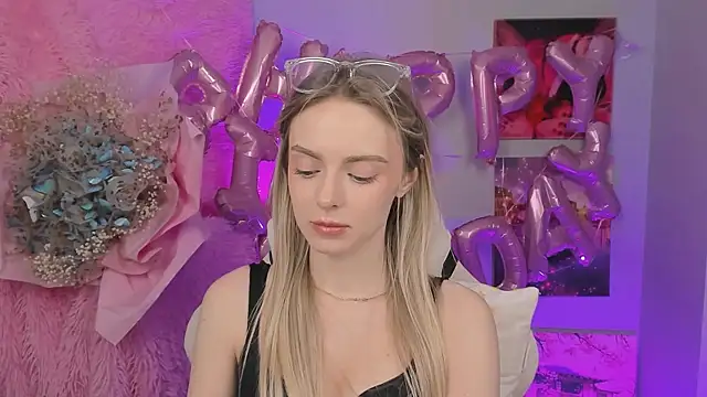 Snapshot of JuliaBrewwer chatting on 09/15/25, 12:05 JuliaBrewwer online show from 09/15/25, 12:05