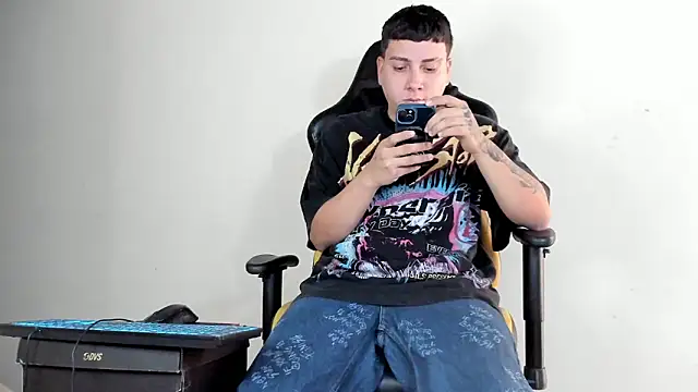 Snapshot of HELLSTAR chatting on 11/24/25, 06:18 HELLSTAR online show from 11/24/25, 06:18