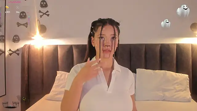 Snapshot of Sophie_Smith19_ chatting on 10/31/25, 01:45 Sophie Smith19 online show from 10/31/25, 01:45