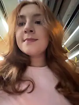 Snapshot of katexxxx chatting on 12/21/25, 07:32 katexxxx online show from 12/21/25, 07:32