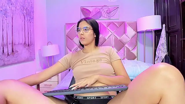 Snapshot of DanniaKross chatting on 09/19/25, 04:36 DanniaKross online show from 09/19/25, 04:36