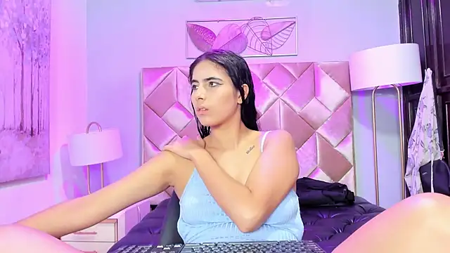 Snapshot of DanniaKross chatting on 09/20/25, 04:35 DanniaKross online show from 09/20/25, 04:35