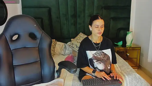 Snapshot of valerieMattson chatting on 10/31/25, 03:02 valerieMattson online show from 10/31/25, 03:02