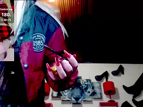 Snapshot of blondehot5v chatting on 09/25/25, 11:25 blondehot5v online show from 09/25/25, 11:25