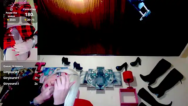 Snapshot of blondehot5v chatting on 10/02/25, 12:01 blondehot5v online show from 10/02/25, 12:01