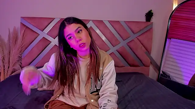 Rachell criss online show from 03/29/26, 04:23