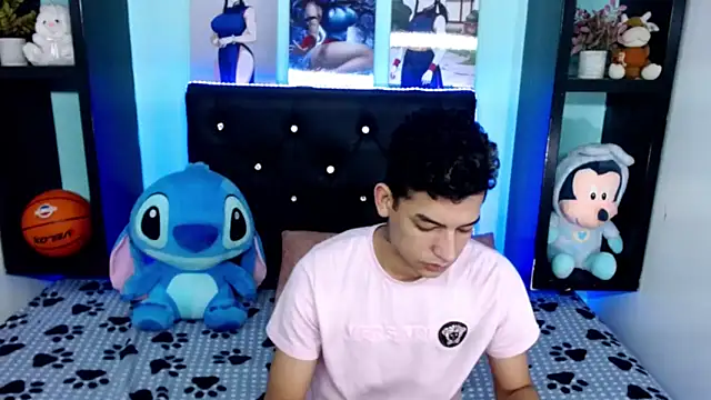 Snapshot of x_oliver_x chatting on 10/24/25, 04:53 x oliver x online show from 10/24/25, 04:53